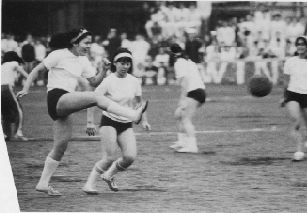 運動会女子フットボール(高23回卒業アルバムより)
