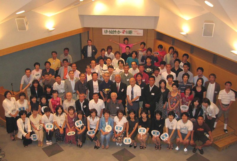 ファイル:サッカー班 80周年 集合.jpg