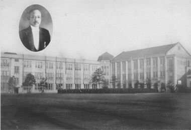 校舎全景と岡田校長