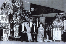 コロンビア時代 ミヤタバンドの演奏会記念写真（後列左宮田東峰・古関裕・二前列左伊藤久雄・関種子・秋月先生・芸者音丸