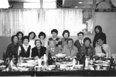 川越ヒューゲルコール(有志・後列)と岡山ヒューゲルコール(有志・前列)の会食（昭和52年3月池袋にて）前列右から3人目が秋月先生。5人目湯本。後列右端川本軒司氏（現指揮者）