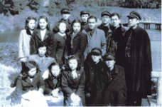 東京ヒューゲルコール（昭和21年11月鶴見花月園にて）後列右から4人目が秋月先生。その左隣大伴昭（八中19回生）前列右端湯本