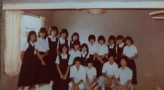 宿舎の部屋で1年生女子と大学生の先輩方