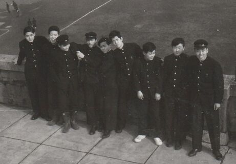 昼食後、八角塔周辺に集まるクラスメート