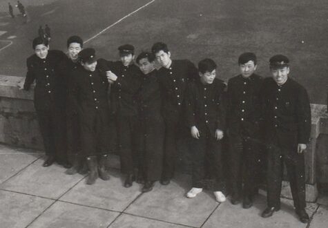 昼食後、八角塔周辺に集まるクラスメート