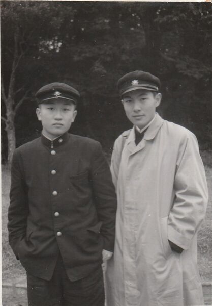 ファイル:高12回 006 修学旅行で友人と右側坂倉さんp.jpg