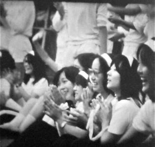 1975運動会３E女子応援１_42