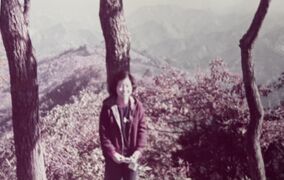 川田先生　1年11月遠足にて