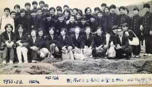 この遠足、本当の行先は？写真下のメモに注目！