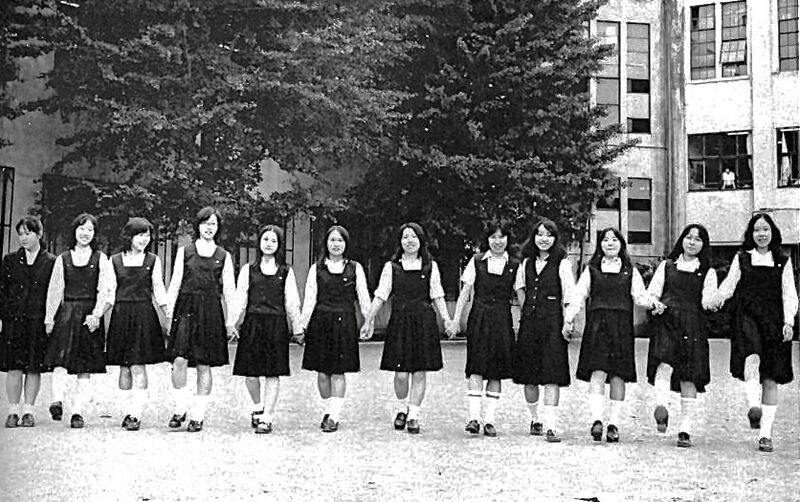 ファイル:高28 E組校庭の全女子1.jpeg