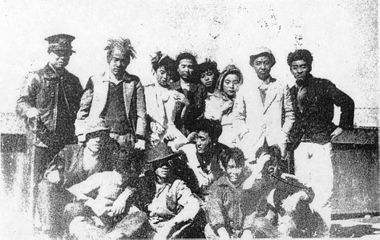 「ドン底」後列左から梅沢、横堀(洋)、4人置いて加藤(穂)、稲垣。前列：神馬、岡本、木下(廸)、赤堀先生、笠原。