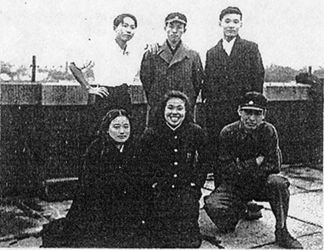 2年B組「壊れがめ」1950(昭和25)年10月：稽古の合間に屋上で。後列鈴木(康)、四居、高藤(山根)。前列左坂井まこと(1年E組)、右端鷹野。