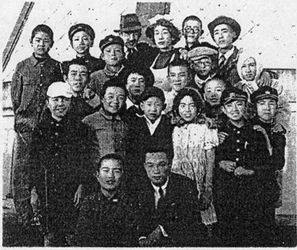 中2E「にんじん」上演後。後列：清水(迪)、小林、安藤、杉田、岩瀬、中列上：石井(豊)、南、飯田(実)、田代、小堀。中列下：古川、光武、山形、石坂、本吉屋、木下。前列：中村(勝)、森先生。