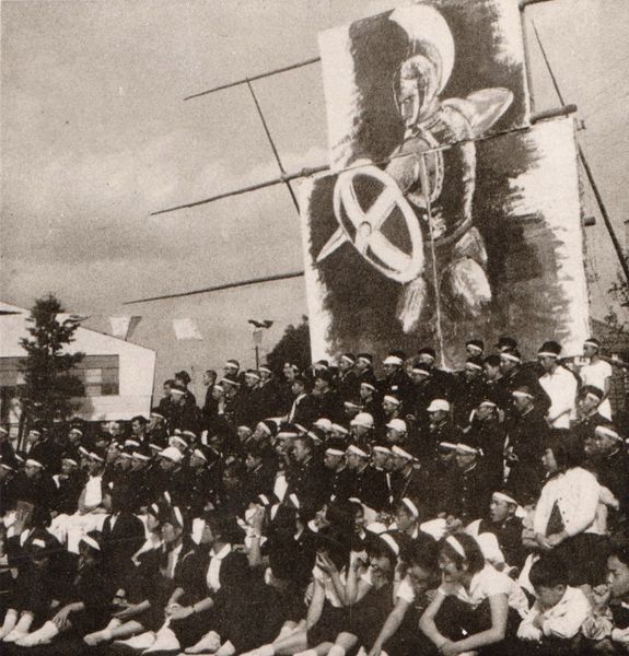 ファイル:01 運動会 1959年？ バックボード前の応援 01.jpg