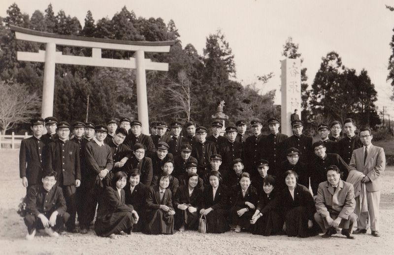 ファイル:04 1958年 2F 遠足 千葉県香取市香取神社 竹内康雄先生p.jpg