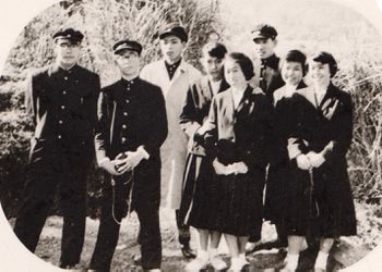 男子の表情はなぜか硬いですねぇ