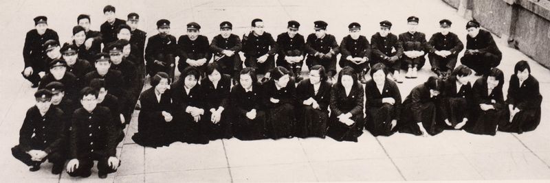 ファイル:06 卒業アルバム 屋上にてFの人文字.jpg