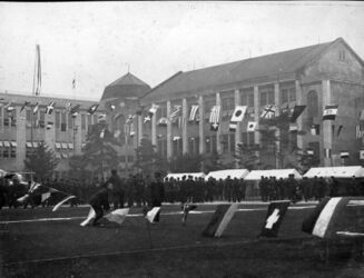 万国旗はためく中、「秋季陸上運動会」開催