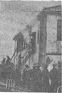 延焼中の図書室