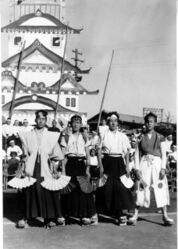 白組バックボード前にて：左より黄 川崎_青白赤応援団長_青初優勝