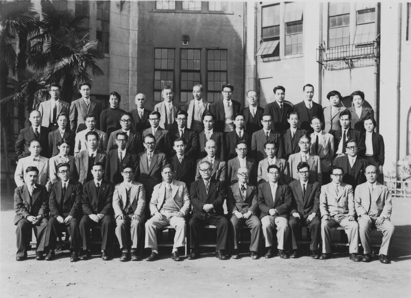 ファイル:1954 教師(集合写真1955卒業アルバム) 高07 007 教師 02.jpg