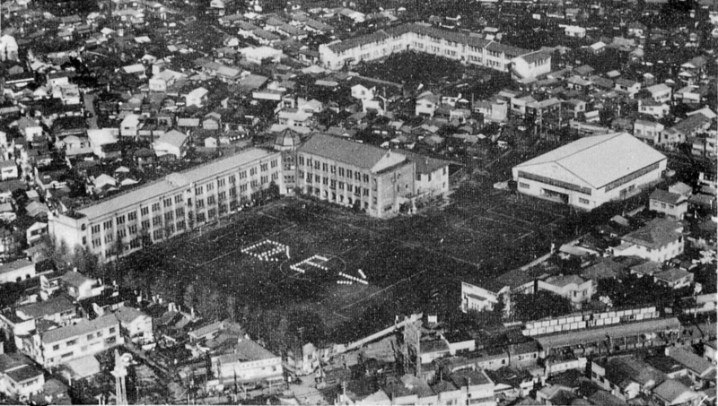 ファイル:1956 校舎全景航空写真 40周年記念誌.png