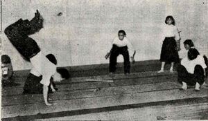 19570924 小山台新聞24号 学校祭練習 2B異本竹取物語.jpg