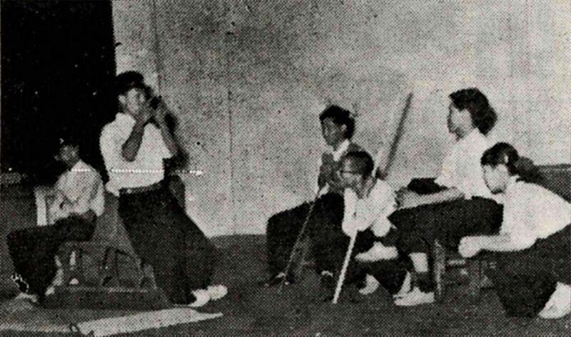 ファイル:19570924 小山台新聞24号 学校祭練習 2C崑崙山の人々.jpg