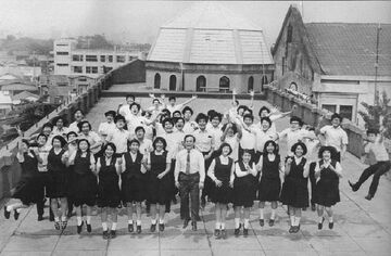 屋上でジャンプ（1972高25回生卒業アルバムより）