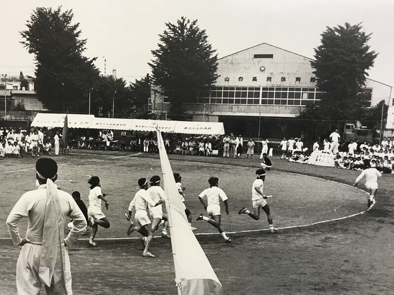 ファイル:1981運動会体育館前を走る.jpg