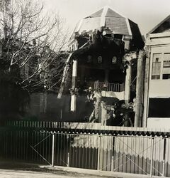 取り壊される八角塔