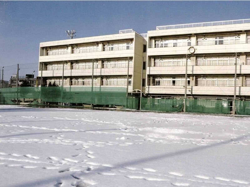 ファイル:2014 雪と校舎.jpg