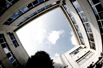 光庭から空を見上げる(高75回卒業アルバム)