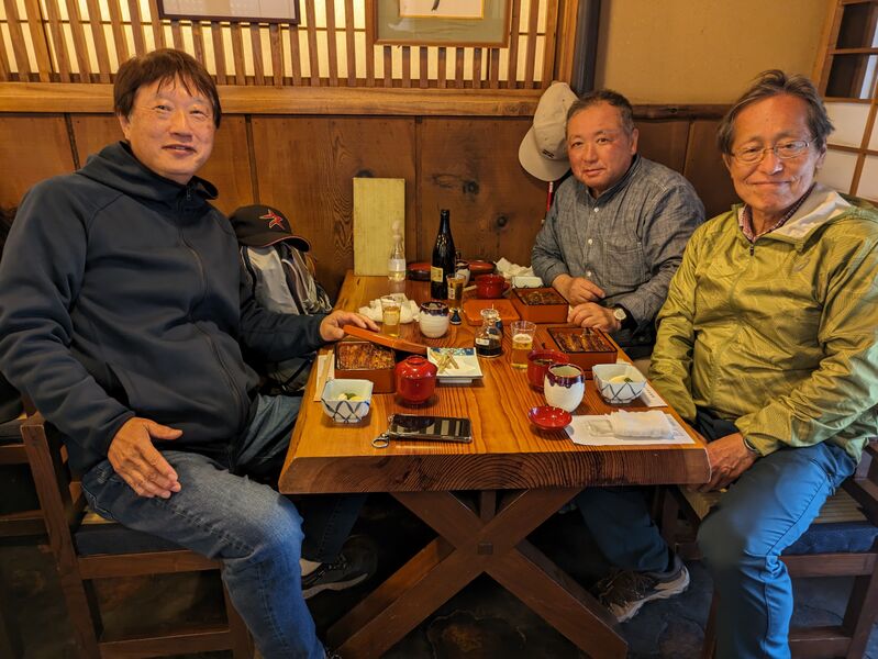 ファイル:2025.4.14 箱根から三島旧東海道踏破後 三島のうなぎ屋にて.jpg