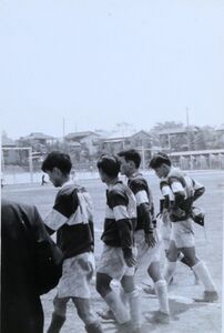 関東大会予選３回戦　対　目黒　於　城北高 土田二朗さん提供 3回戦は、数年前から大東大第一、保善などに代わって強くなってきた目黒高校（現在の目黒学院）です。城北高校グランドで対戦し、初トライは小山台で結構頑張りましたが、観戦していたOB曰く判官びいきの反対のレフリーだと憤慨していました。確かに小山台のペナルティーが何で取られたかよくわからなかったのも事実です。結局35対３で敗戦。この年の目黒メンバーは花園で第一回目の全国優勝したチームです。さすがに強かったですね。観戦していたOBが目黒ベンチが大声出してカツを入れていたと言っていました。