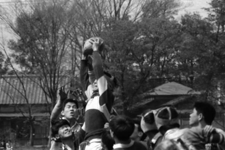 関東大会予選１回戦　対　大東文化一　於　東京教育大保谷 土田二朗さん提供 44年春の関東大会予選では1回戦で数年前に東京代表の大東大第一高校と対戦しました。保谷に有る教育大学グランドで対戦。グランドの向こうで体格の大きい選手が練習していたので、皆で教育大のラグビー部と冗談で言っていたら、それが我々の相手の大東大第一でした。我が軍はトライゲッターの青野キャプテンが負傷欠場、フォワードも怪我の為、ナンバー８に太っちょハーフの山本洋君が急遽出場など苦戦必至と思われていましたが、22対１１で快勝しました。おそらく我が年代の勝利ではベストではなかったかと思います。バックスも怪我で2年生の並木、米山両君に出場してもらっています。先制トライは敵陣マイボールラインアウトでハーフの山田君がスルスルと相手フォワードの裏に出て、私がフォローしてゴール下にトライをしました。皆さんこの試合の記憶は結構印象に残っていると思います。ラインアウトやスクラムなど結構相手とやりあいました。やっているうちに自信が出てきたのかもしれません。試合後は全員ニコニコ顔でした。