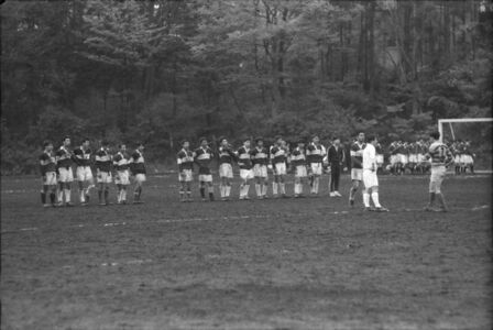 関東大会予選２回戦　対　大森　於　成城学園 土田二朗さん提供 2回戦は都立大森高校で、成城学園グランドで対戦しました。青野キャプテンも復活し、結構ベストメンバーでしたが苦戦し、何とか21対３で勝利しました。写真では皆、暗い表情です。青野キャプテンは復活トライなどで我々を引っ張ってくれました。