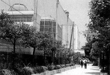 新正門から新校舎を臨む